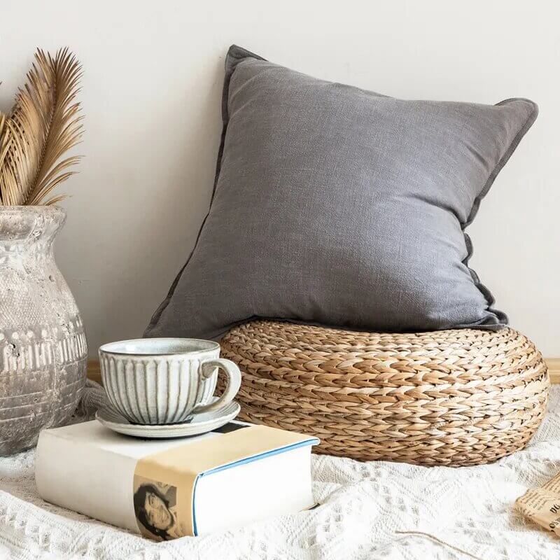 Capa de almofada em linho e algodão cinza claro natural: elegância minimalista para sua casa.