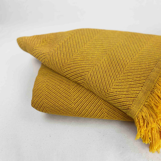 Colcha Multiusos para sofá o cama con flecos. Colcha mostaza - amarillo.