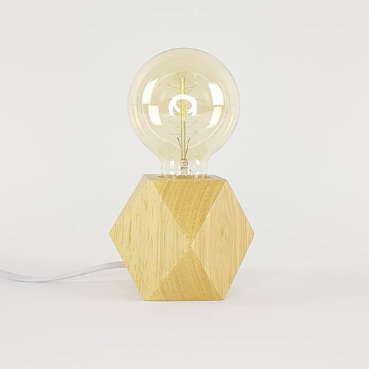 Lámpara de mesa de noche con bombilla. De madera con base de diamante.