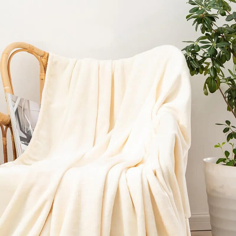 Manta polar crema para sofá y cama, grande y tacto suave.